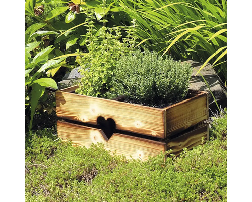 Holzblumenkasten mit Herzmotiv im Garten