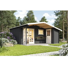 Gartenhaus aus Holz mit Fenster und Tür im Garten