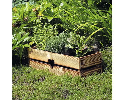 Holzpflanzkasten mit Herzdekoration im Garten