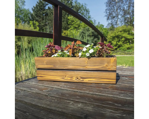 Holzblumenkasten mit Blumen auf Holzbrücke