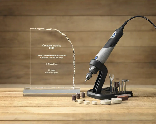 Outil multifonction Dremel Stylo+ avec distinction et accessoires sur une table en bois