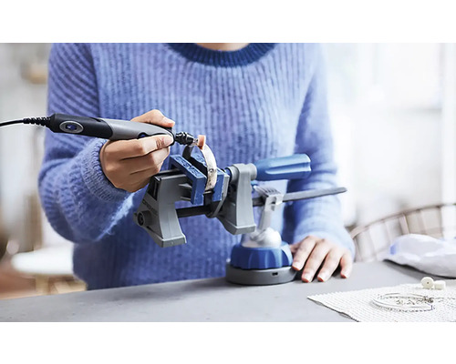 Femme utilisant un outil multifonction Dremel avec un étau