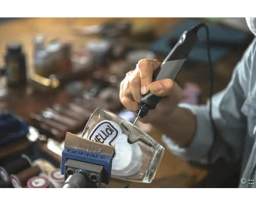 Gravure d''un récipient en verre avec un outil de gravure Dremel