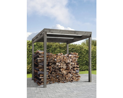 Holzlager mit Holz auf einer Terrasse