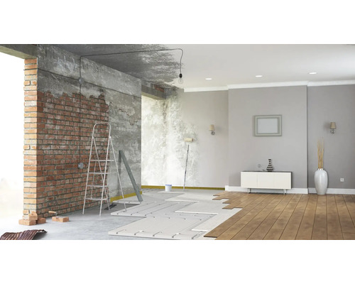 Renovierungsarbeiten in einem Zimmer mit freigelegtem Ziegelstein, Leiter und Fußbodenheizung
