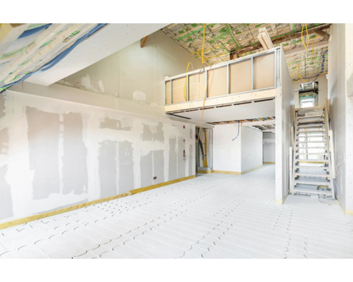 Rohbau eines Hauses mit Fußbodenheizung, Treppe und Zwischengeschoss