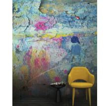 Pièce avec papier peint à motifs de taches de peinture, chaise et table d''appoint