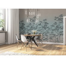 Esszimmer mit Holztisch, Stühlen und einer Tapete mit Baummotiv für eine helle und organisierte Atmosphäre.