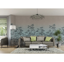 Wohnzimmer mit Sofa, Couchtisch, Stehlampe, Zimmerpflanze und Fototapete mit Baum-Motiv.
