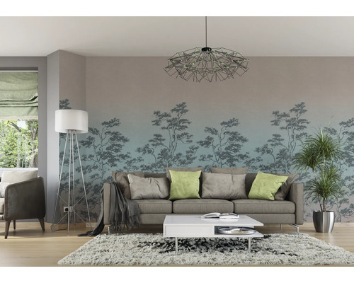Wohnzimmer mit Sofa, Couchtisch, Stehlampe, Zimmerpflanze und Wandtapete mit Baumdesign