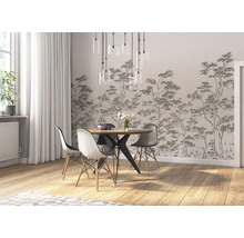 Salle à manger avec table, chaises, papier peint motif arbre et suspensions.