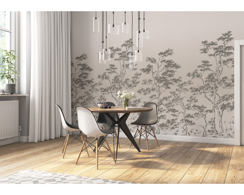 Salle à manger avec table, chaises, papier peint motif arbre et suspensions.