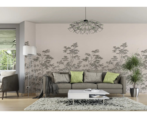 Salon avec canapé, table basse, lampadaire, plante d''intérieur et papier peint imprimé.