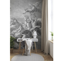 Raumansicht mit Wandbild im klassischen Stil, Schreibtisch, Stuhl und Teppich.