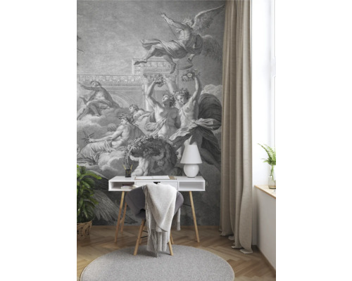 Raumansicht mit Wandbild im klassischen Stil, Schreibtisch, Stuhl und Teppich.