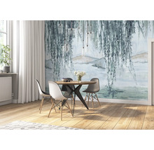 Salle à manger avec table, chaises et peinture murale avec motif de saule