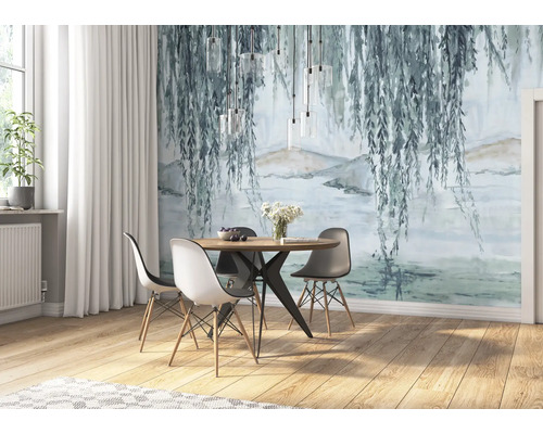 Salle à manger avec table, chaises et peinture murale avec motif de saule