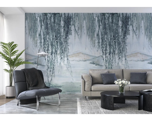 Salon avec papier peint photo avec motif de saule, canapé, fauteuil et table basse
