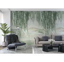 Wohnzimmer mit Fototapete mit Weidenbaum-Motiv, Sofa, Sessel und Zimmerpflanze