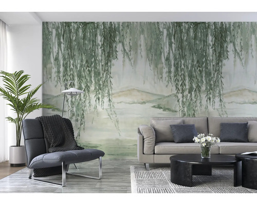 Wohnzimmer mit Fototapete mit Weidenbaum-Motiv, Sofa, Sessel und Zimmerpflanze