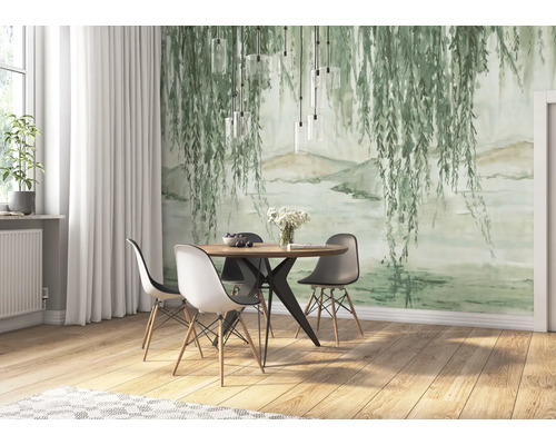 Esszimmer mit Esstisch, Stühlen und Fototapete mit Weidenmotiv