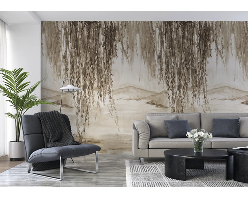 Wohnzimmer mit einer Fototapete mit Weidenmotiv, einem Sofa, einem Sessel und einem Couchtisch.