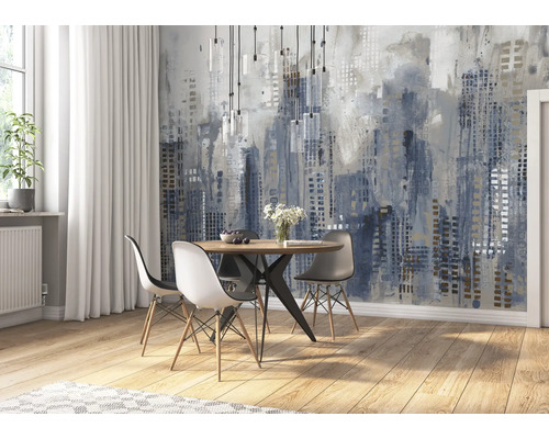 Salle à manger avec table à manger, chaises et papier peint avec motif de ville.