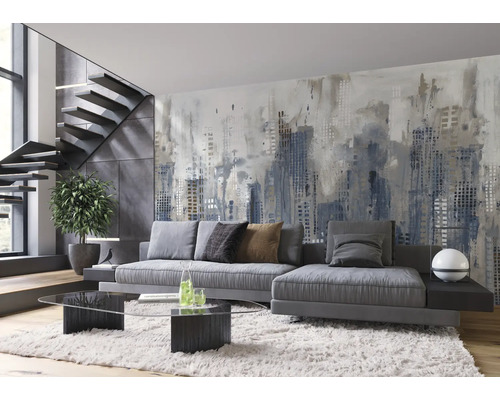 Salon avec canapé gris, table basse en verre et papier peint mural de style abstrait