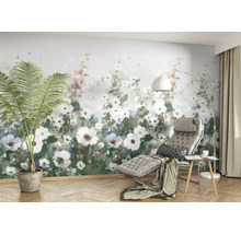Heller Raum mit floraler Tapete, Liege und Zimmerpflanze.