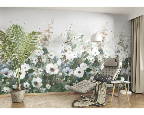 Pièce lumineuse avec papier peint floral, chaise longue et plante d''intérieur.