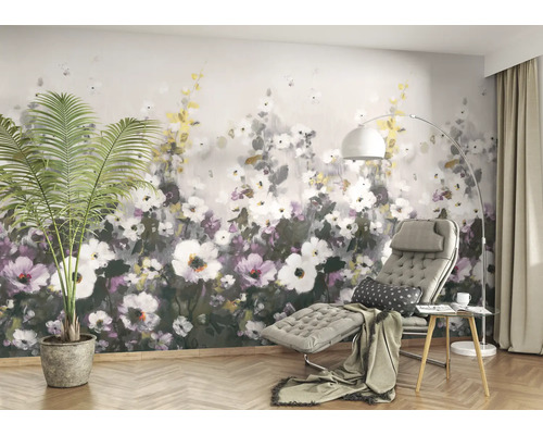 Espace de vie avec papier peint photo motif floral, chaise longue, lampadaire et plante d''intérieur