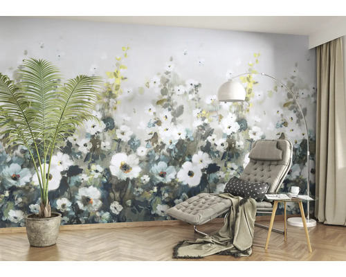 Chambre décorative avec papier peint à fleurs, chaise longue et lampadaire