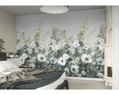 Chambre avec papier peint photo floral, lit et poêle en faïence