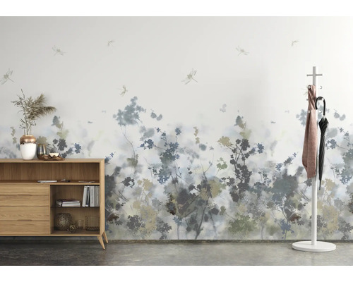Wandgestaltung mit floralem Muster, Sideboard und Garderobenständer in einem hellen Raum.