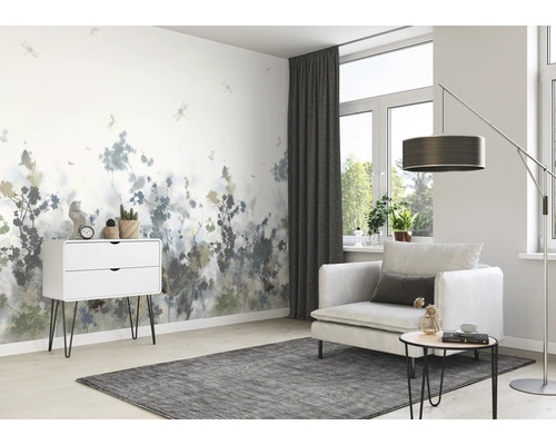 Wohnzimmer mit gemusterter Tapete, Sessel und Kommode