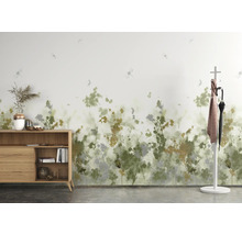 Idée d''aménagement intérieur avec une commode, un porte-manteau et un papier peint mural à motifs de plantes et de libellules pour une ambiance claire et organisée