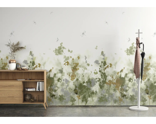 Idée d''aménagement intérieur avec une commode, un porte-manteau et un papier peint mural à motifs de plantes et de libellules pour une ambiance claire et organisée