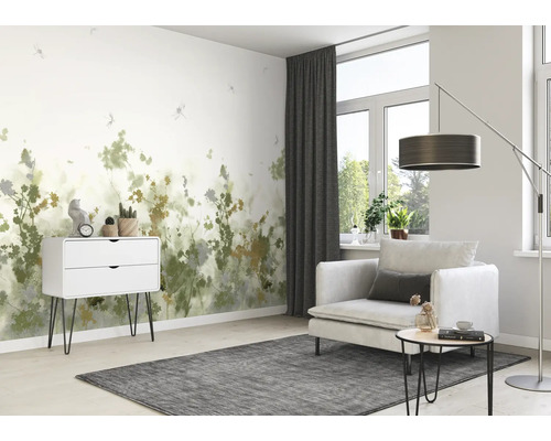 Salon avec papier peint à motifs, fauteuil et commode pour une ambiance lumineuse et conviviale