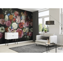 Salon avec papier peint floral, fauteuil, table d''appoint et tapis
