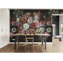 Salle à manger avec papier peint photo floral et table en bois avec chaises
