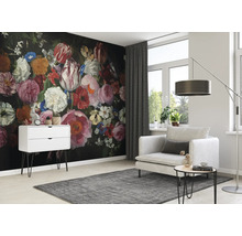 Salon avec papier peint photo floral, fauteuil, tapis et commode