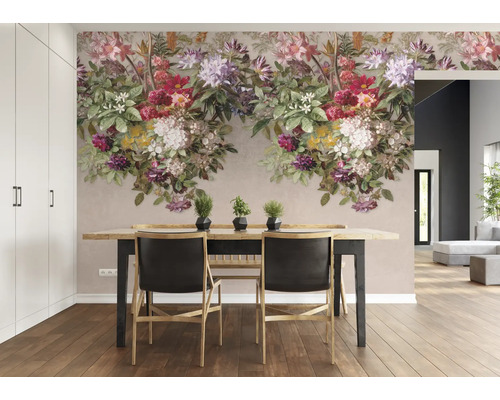 Salle à manger avec table à manger, chaises et papier peint photo à motif floral pour une ambiance lumineuse.