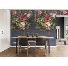 Salle à manger avec table à manger, chaises et papier peint floral