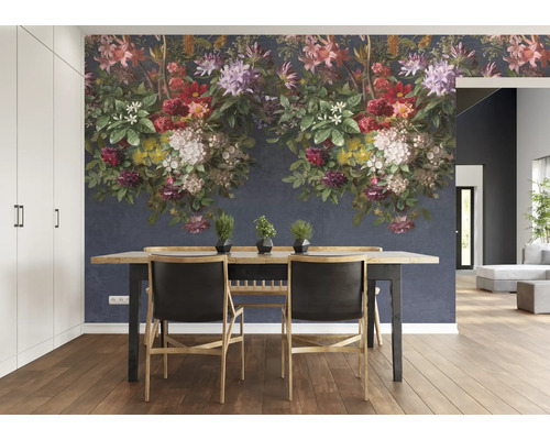 Salle à manger avec table à manger, chaises et papier peint floral