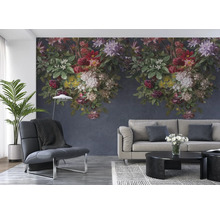 Salon avec papier peint photo floral, fauteuil, canapé et table basse