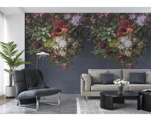 Salon avec papier peint photo floral, fauteuil, canapé et table basse