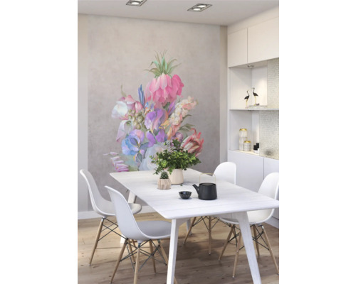 Helles Esszimmer mit großem Blumenwandbild, Esstisch und Stühlen