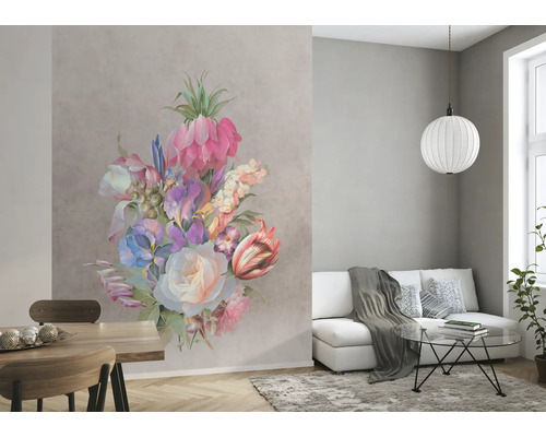 Wohnzimmer mit großem Blumenmotiv an der Wand, Sofa, Tisch und Lampe.