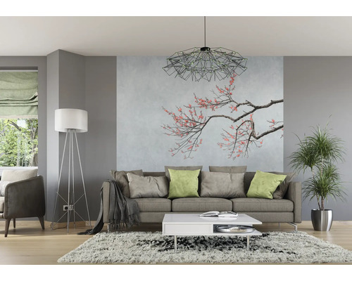 Wohnzimmer mit Sofa, Couchtisch, Stehlampe und Zimmerpflanze