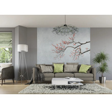 Wohnzimmer mit Sofa, Couchtisch, Stehlampe, Zimmerpflanze und Wanddekoration mit Blütenmuster